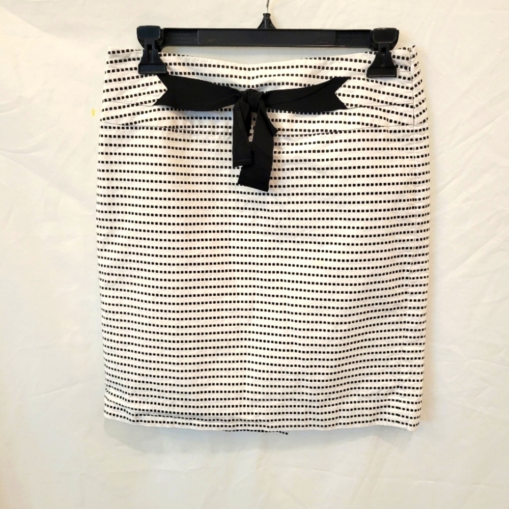 Ann Taylor Loft blavk and white skirt with bow size 2